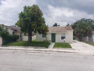 Foreclosed Home - 817 W 4TH ST, 33404