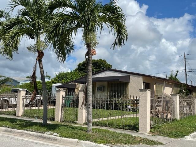Foreclosed Home - 1094 W 27TH ST, 33404