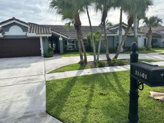 Foreclosed Home - 11601 ISLAND LAKES LN, 33498
