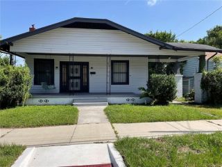 Foreclosed Home - 827 W AMELIA AVE, 33602