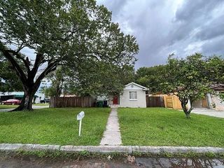 Foreclosed Home - 819 W FRIBLEY ST, 33603