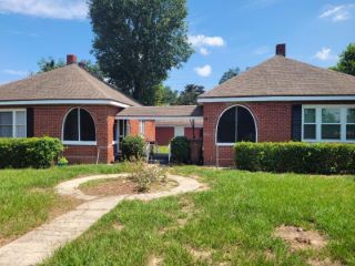 Foreclosed Home - 425 E SESSOMS AVE, 33853