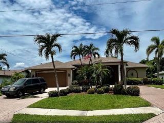 Foreclosed Home - 4428 COUNTRY CLUB BLVD, 33904