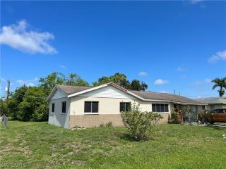 Foreclosed Home - 2145 DOMINICA AVE, 33905