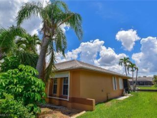 Foreclosed Home - 4417 SW 5TH PL, 33914