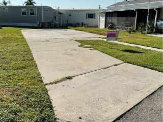 Foreclosed Home - 20651 RIVER DR, 33928