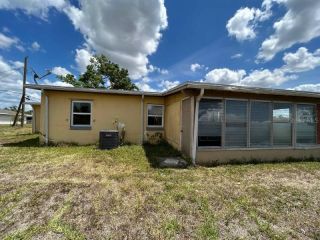 Foreclosed Home - 21170 GLENDALE AVE, 33952