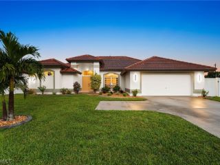 Foreclosed Home - 1425 COUNTRY CLUB BLVD, 33990