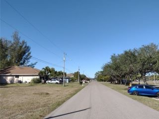 Foreclosed Home - 2106 SW 17TH AVE, 33991