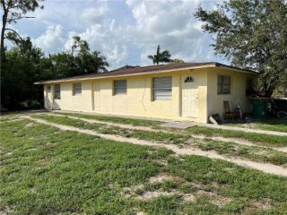 Foreclosed Home - 5321 FLEMING ST, 34113