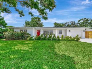 Foreclosed Home - 2417 SIESTA DR, 34239
