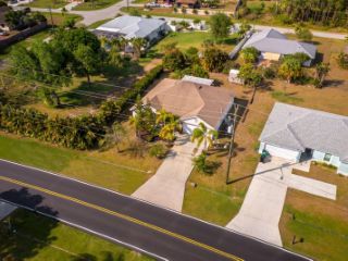 Foreclosed Home - 585 NW FLORESTA DR, 34983