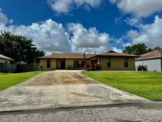 Foreclosed Home - 814 SE CARNIVAL AVE, 34983