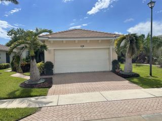 Foreclosed Home - 228 SW COCONUT KEY WAY, 34986