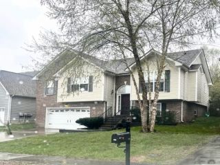 Foreclosed Home - 1589 HEDGEWOOD RD, 37042