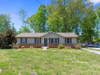 Foreclosed Home - 245 CHARLEMAGNE BLVD, 37042
