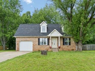 Foreclosed Home - 1172 KENDALL DR, 37042