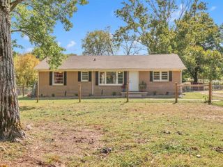 Foreclosed Home - 1814 LASEA RD, 37174
