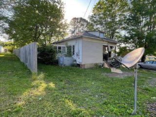 Foreclosed Home - 1505 RAILROAD AVE, 37303