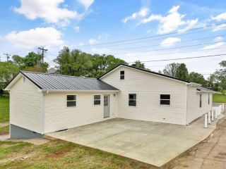 Foreclosed Home - 500 N MAIN ST, 37711