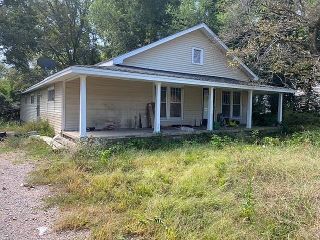 Foreclosed Home - 410 E SYCAMORE ST, 38008
