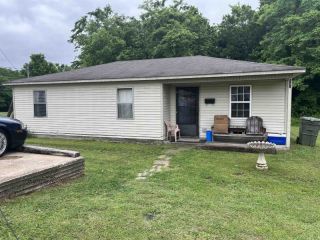 Foreclosed Home - 211 COLLEGE ST, 38063