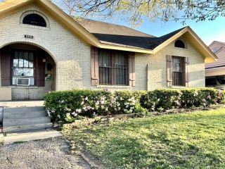 Foreclosed Home - 585 E DEMPSTER AVE, 38106