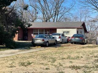Foreclosed Home - 824 W SHELBY DR, 38109