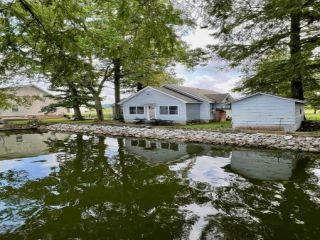 Foreclosed Home - 1023 LAKE DR, 38232