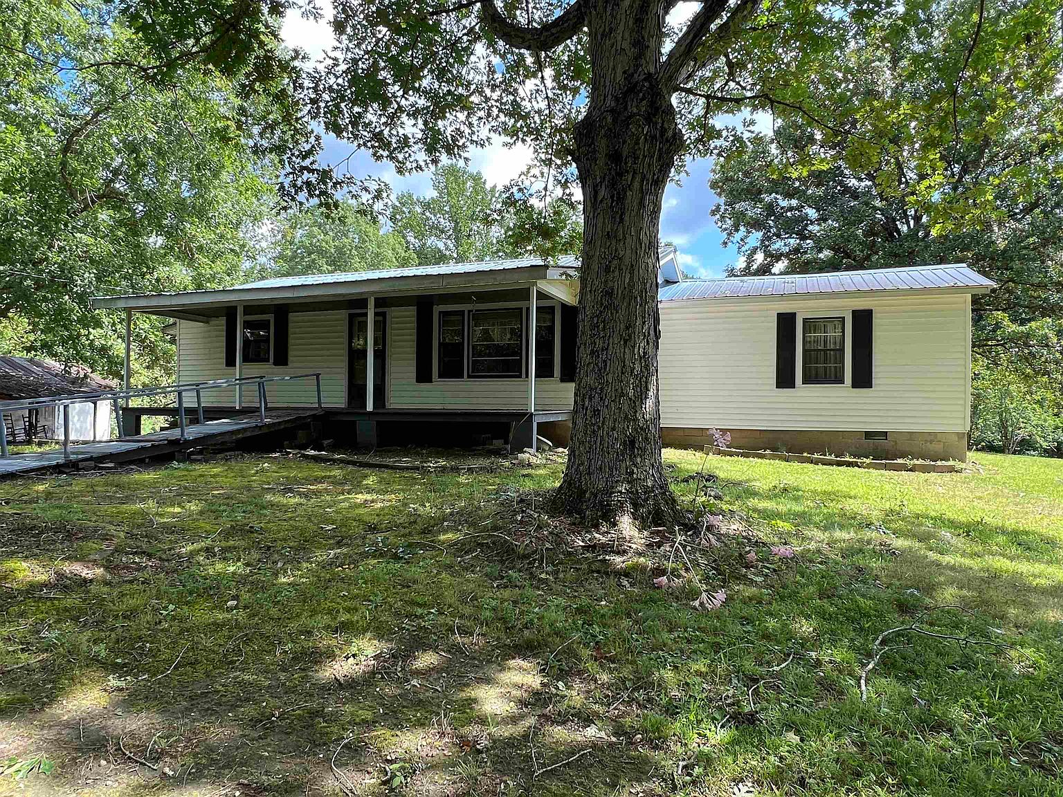 Foreclosed Home - 335 LONESOME PINE RD, 38372