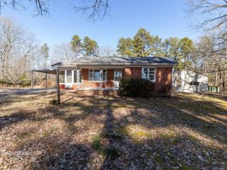 Foreclosed Home - 3659 Hwy 64 W, 38375
