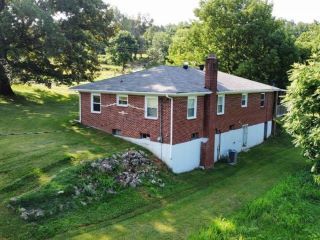 Foreclosed Home - 375 TWIN OAKS RD, 38570