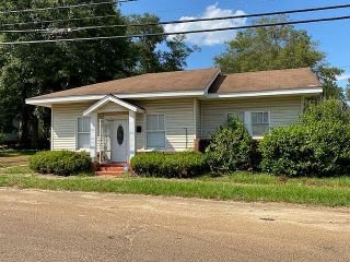 Foreclosed Home - 1031 PEARL RIVER AVE, 39648