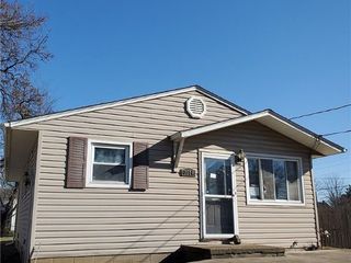Foreclosed Home - 2014 BROWNLEE AVE NE, 44705