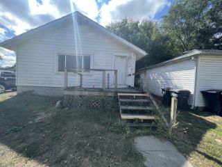 Foreclosed Home - 211 E 29TH ST, 46016