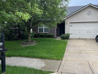 Foreclosed Home - 11889 IGNEOUS DR, 46038