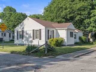 Foreclosed Home - 498 W CLINTON ST, 46122