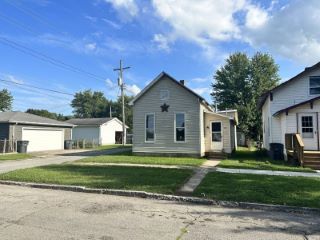 Foreclosed Home - 821 W 8TH ST, 46173