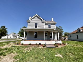 Foreclosed Home - 832 N WILLOW ST, 46173