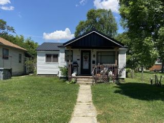 Foreclosed Home - 418 E 7TH ST, 46173