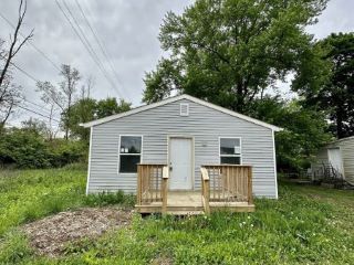 Foreclosed Home - 4413 E 30TH ST, 46218