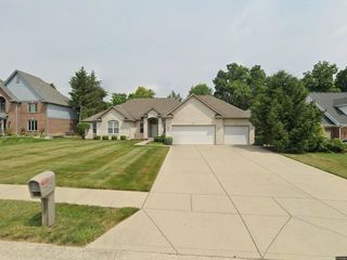 Foreclosed Home - 12160 OLD STONE DR, 46236