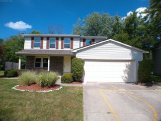 Foreclosed Home - 4030 HOLLOW CREEK DR, 46268
