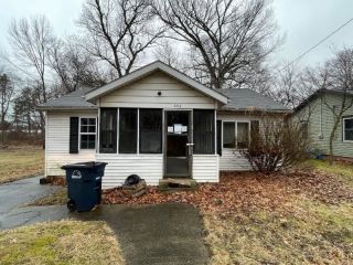 Foreclosed Home - 404 MARTIN LUTHER KING DR, 46360