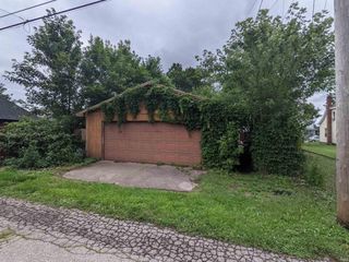Foreclosed Home - 221 E 8TH ST, 46544