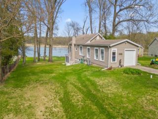 Foreclosed Home - 402 LAKESIDE DR, 46574
