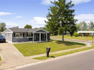 Foreclosed Home - 1438 LONGFELLOW DR, 47129
