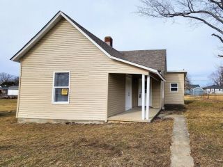 Foreclosed Home - 2224 W MEMORIAL DR, 47302
