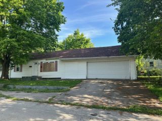 Foreclosed Home - 226 E 16TH ST, 47302