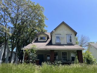 Foreclosed Home - 1708 S MULBERRY ST, 47302